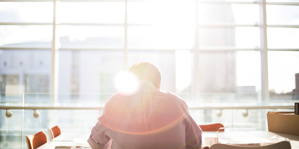 Gelangweilt bei der Arbeit am Schreibtisch sitzen?